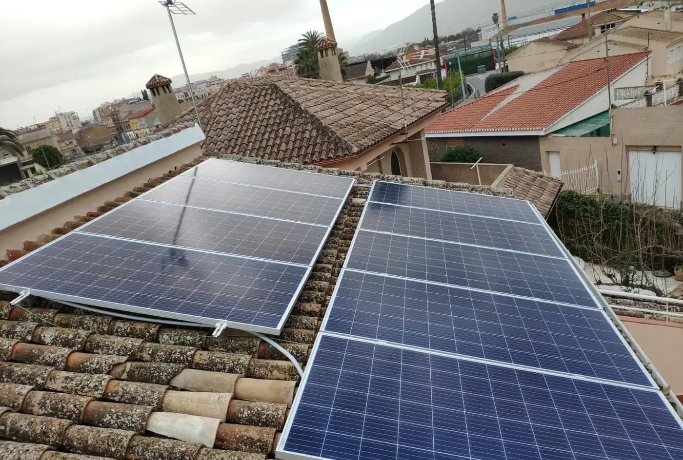 Zonnepanelen op een dak boven een helling