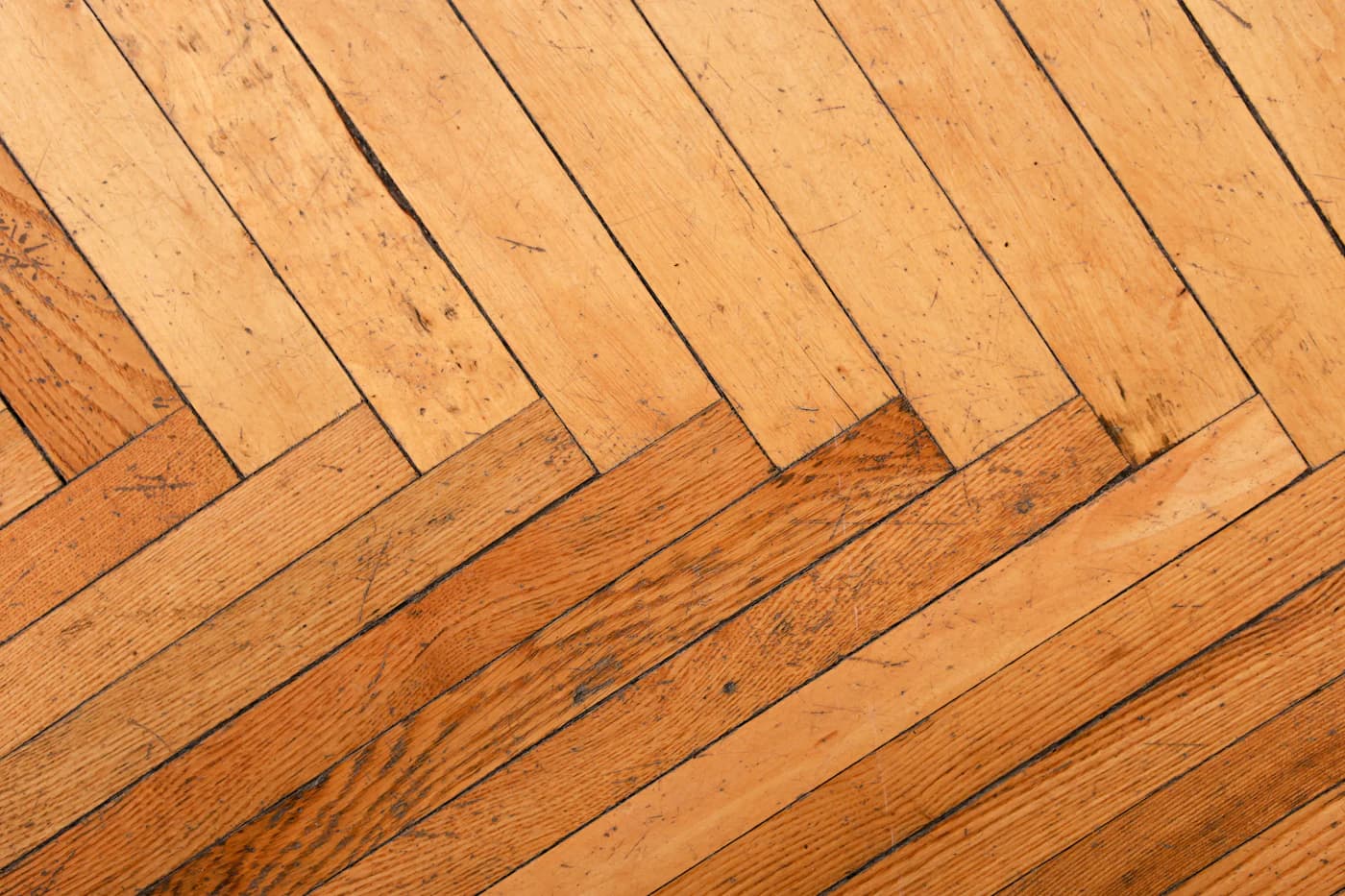 Houten vloer in visgraatpatroon